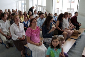 Zdjęcia wewnątrz budynku szkoły przestawiające Dyrektora, Gosci oraz uczniów