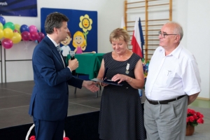 Zdjęcia w których pan Marek Michalak odznaczył medalem Rzecznika Praw Dziecka Miasto Rabka-Zdrój - Miasto Dzieci Świata