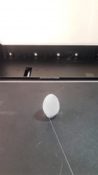 w drukarce 3d drukuje się pisanka wielkanocna