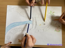 Zdjęcie prezentujące pracę uczniów z okazji światowego dnia ziemi w 2023