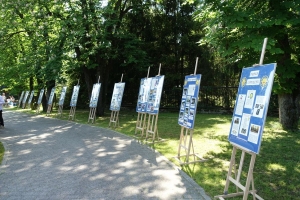 Występujący na scenie tańczą z pomponami, ze wstęgami. Na scenie dekoracja, pacynki Jacek i Agatka. Order Uśmiechu wręcza sekretarz Kapituły Orderu Uśmiechu i państwo Burcanowie.