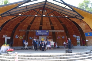 Występujący na scenie tańczą z pomponami, ze wstęgami. Na scenie dekoracja, pacynki Jacek i Agatka. Order Uśmiechu wręcza sekretarz Kapituły Orderu Uśmiechu i państwo Burcanowie.