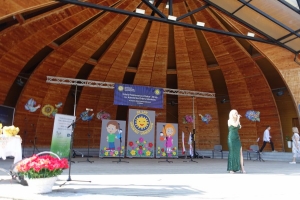 Występujący na scenie tańczą z pomponami, ze wstęgami. Na scenie dekoracja, pacynki Jacek i Agatka. Order Uśmiechu wręcza sekretarz Kapituły Orderu Uśmiechu i państwo Burcanowie.