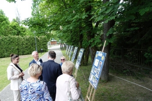 Występujący na scenie tańczą z pomponami, ze wstęgami. Na scenie dekoracja, pacynki Jacek i Agatka. Order Uśmiechu wręcza sekretarz Kapituły Orderu Uśmiechu i państwo Burcanowie.