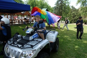 Występujący na scenie tańczą z pomponami, ze wstęgami. Na scenie dekoracja, pacynki Jacek i Agatka. Order Uśmiechu wręcza sekretarz Kapituły Orderu Uśmiechu i państwo Burcanowie.