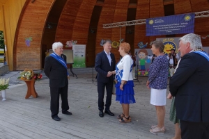 Występujący na scenie tańczą z pomponami, ze wstęgami. Na scenie dekoracja, pacynki Jacek i Agatka. Order Uśmiechu wręcza sekretarz Kapituły Orderu Uśmiechu i państwo Burcanowie.