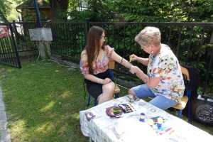 Występujący na scenie tańczą z pomponami, ze wstęgami. Na scenie dekoracja, pacynki Jacek i Agatka. Order Uśmiechu wręcza sekretarz Kapituły Orderu Uśmiechu i państwo Burcanowie.