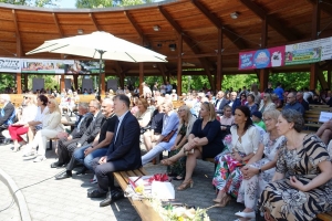 Występujący na scenie tańczą z pomponami, ze wstęgami. Na scenie dekoracja, pacynki Jacek i Agatka. Order Uśmiechu wręcza sekretarz Kapituły Orderu Uśmiechu i państwo Burcanowie.