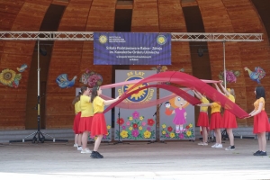 Występujący na scenie tańczą z pomponami, ze wstęgami. Na scenie dekoracja, pacynki Jacek i Agatka. Order Uśmiechu wręcza sekretarz Kapituły Orderu Uśmiechu i państwo Burcanowie.