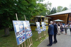 Występujący na scenie tańczą z pomponami, ze wstęgami. Na scenie dekoracja, pacynki Jacek i Agatka. Order Uśmiechu wręcza sekretarz Kapituły Orderu Uśmiechu i państwo Burcanowie.