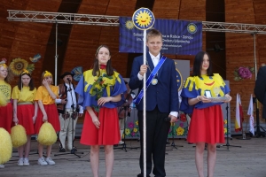 Występujący na scenie tańczą z pomponami, ze wstęgami. Na scenie dekoracja, pacynki Jacek i Agatka. Order Uśmiechu wręcza sekretarz Kapituły Orderu Uśmiechu i państwo Burcanowie.