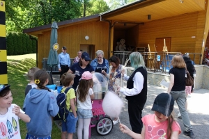 Występujący na scenie tańczą z pomponami, ze wstęgami. Na scenie dekoracja, pacynki Jacek i Agatka. Order Uśmiechu wręcza sekretarz Kapituły Orderu Uśmiechu i państwo Burcanowie.