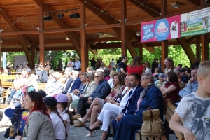 Występujący na scenie tańczą z pomponami, ze wstęgami. Na scenie dekoracja, pacynki Jacek i Agatka. Order Uśmiechu wręcza sekretarz Kapituły Orderu Uśmiechu i państwo Burcanowie.