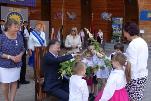 Występujący na scenie tańczą z pomponami, ze wstęgami. Na scenie dekoracja, pacynki Jacek i Agatka. Order Uśmiechu wręcza sekretarz Kapituły Orderu Uśmiechu i państwo Burcanowie.