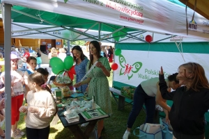 Występujący na scenie tańczą z pomponami, ze wstęgami. Na scenie dekoracja, pacynki Jacek i Agatka. Order Uśmiechu wręcza sekretarz Kapituły Orderu Uśmiechu i państwo Burcanowie.