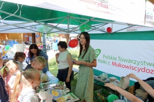 Występujący na scenie tańczą z pomponami, ze wstęgami. Na scenie dekoracja, pacynki Jacek i Agatka. Order Uśmiechu wręcza sekretarz Kapituły Orderu Uśmiechu i państwo Burcanowie.