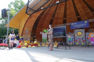 Występujący na scenie tańczą z pomponami, ze wstęgami. Na scenie dekoracja, pacynki Jacek i Agatka. Order Uśmiechu wręcza sekretarz Kapituły Orderu Uśmiechu i państwo Burcanowie.