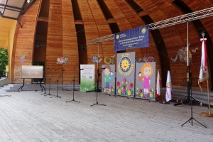 Występujący na scenie tańczą z pomponami, ze wstęgami. Na scenie dekoracja, pacynki Jacek i Agatka. Order Uśmiechu wręcza sekretarz Kapituły Orderu Uśmiechu i państwo Burcanowie.