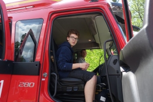 Występujący na scenie tańczą z pomponami, ze wstęgami. Na scenie dekoracja, pacynki Jacek i Agatka. Order Uśmiechu wręcza sekretarz Kapituły Orderu Uśmiechu i państwo Burcanowie.