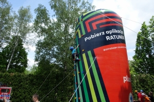 Występujący na scenie tańczą z pomponami, ze wstęgami. Na scenie dekoracja, pacynki Jacek i Agatka. Order Uśmiechu wręcza sekretarz Kapituły Orderu Uśmiechu i państwo Burcanowie.