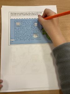 Kartka na której jest ćwiczenie dotyczące wody (labirynt)