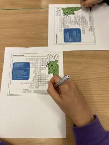 Kartka na której jest ćwiczenie dotyczące wody (krzyżówka)