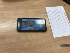 Zdjęcie telefonu z kartką