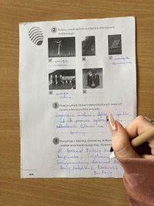 zdjęcie przedstawiające opisaną kartkę oraz dłoń z długopisem