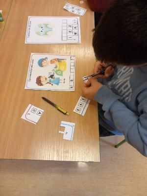 uczeń wycinający litery do zadania