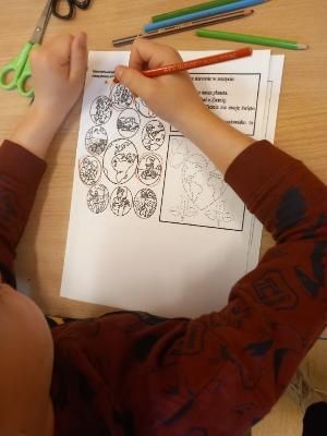 zdjęcie przedstawiające kartkę z zadaniem oraz dłonie